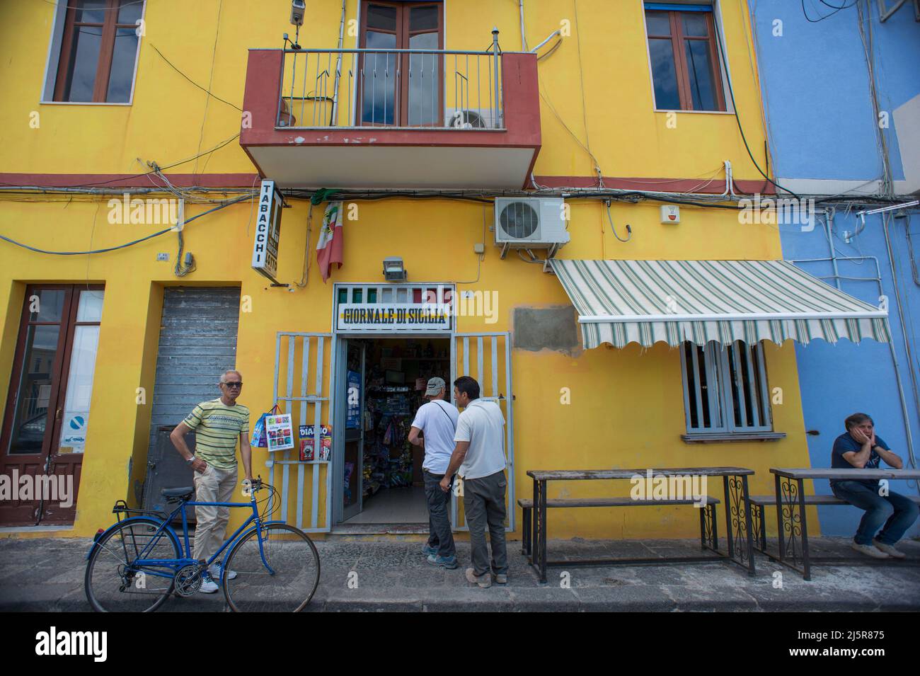 Agusta, Italien 18/06/2015: Tabakladen und Bar im Hafen von Agusta. ©Andrea Sabbadini Stockfoto