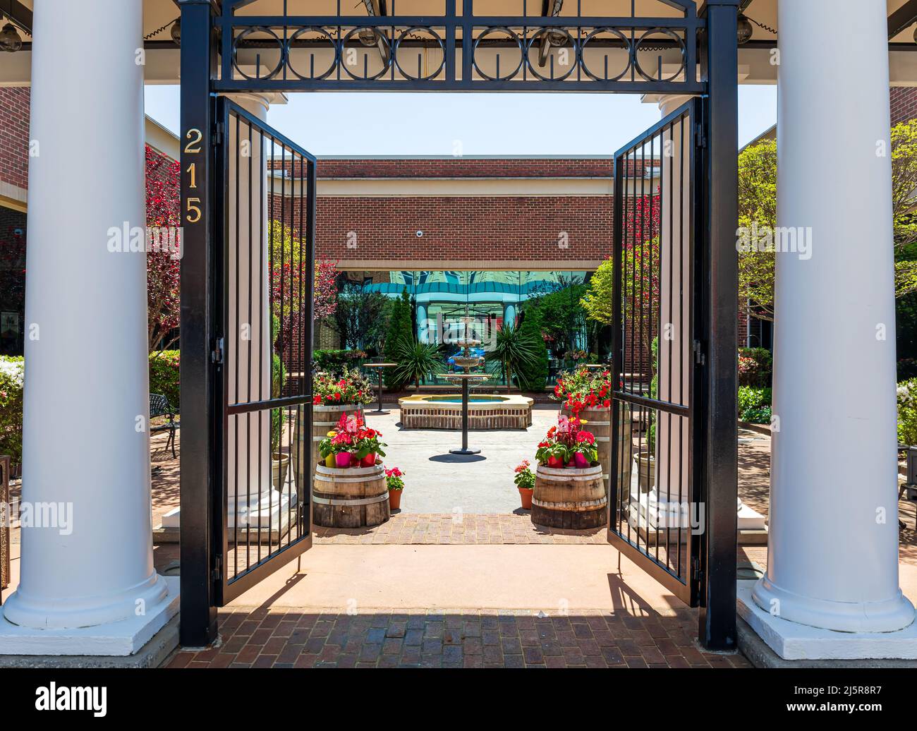 MOORESVILLE, NC, USA-17 APRIL 2022: Farbenfroher Blick in den eleganten Innenhof des Charles Mack-Zentrums, von der Main Street aus gesehen. Anfang Frühjahr, Stockfoto