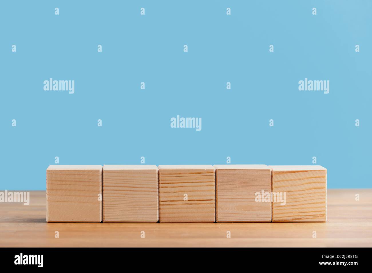 Leere Holzblock Würfel auf einem blauen Hintergrund für Ihren Text. Freier Platz für Geschäftskonzept Vorlage und Banner.. Stockfoto