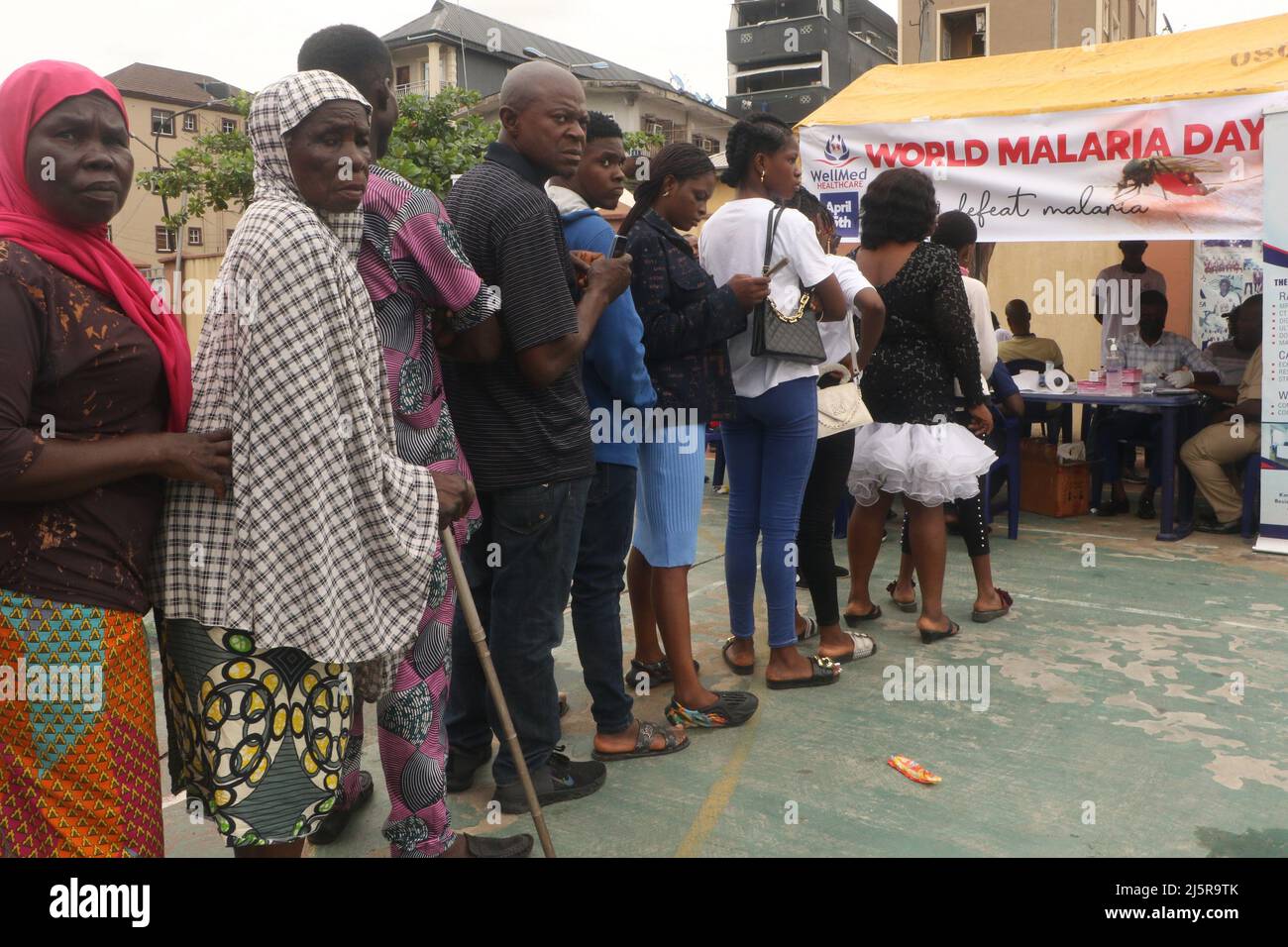 Lagos, Nigeria. 24. April 2022. In Lagos, Nigeria, stehen Menschen für einen kostenlosen Malariatest an, 24. April 2022. Die Nigerianer nehmen an dem Weltmalariatag, der am 25. April stattfindet, Teil, um an die weltweiten Bemühungen zur Beendigung der Krankheit zu erinnern. Quelle: Emma Houston/Xinhua/Alamy Live News Stockfoto