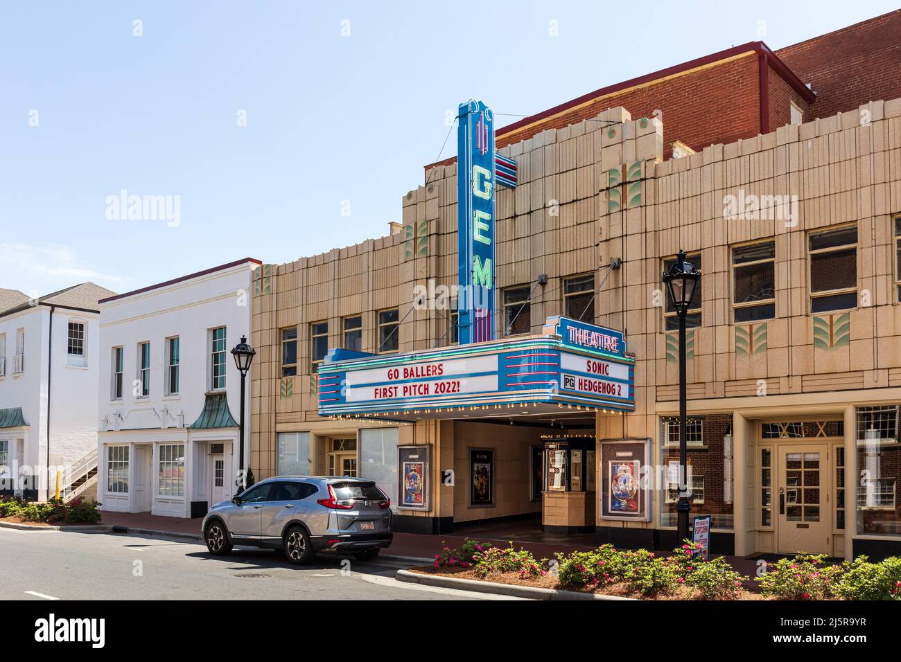 Kannapolis, NC, USA-17 APRIL 2022: Das berühmte, restaurierte GEM Theater mit beleuchtetem Festzelt in der Innenstadt auf der W. 1. Street. Stockfoto