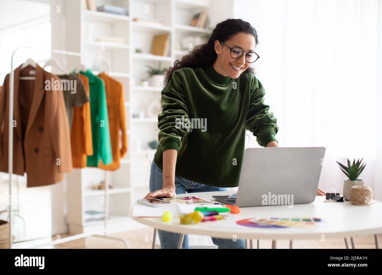 Happy Clothing Designerin Frau Mit Laptop Im Showroom Stehend Stockfoto