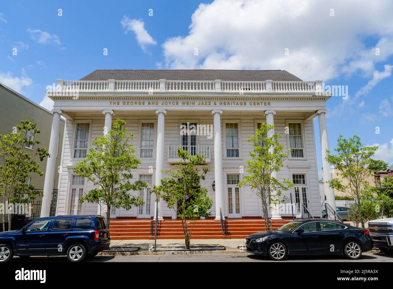 NEW ORLEANS, LA, USA - 23. APRIL 2022: Volle Vorderansicht des George und Joyce Wein Jazz and Heritage Center auf der Rampart Street Stockfoto