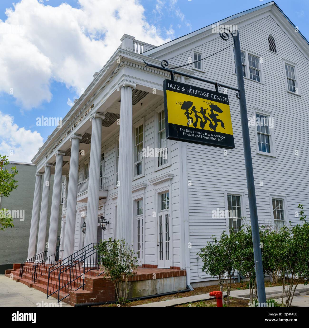 NEW ORLEANS, LA, USA - 23. APRIL 2022: Seitenansicht des George and Joyce Wein Jazz and Heritage Center auf der Rampart Street Stockfoto