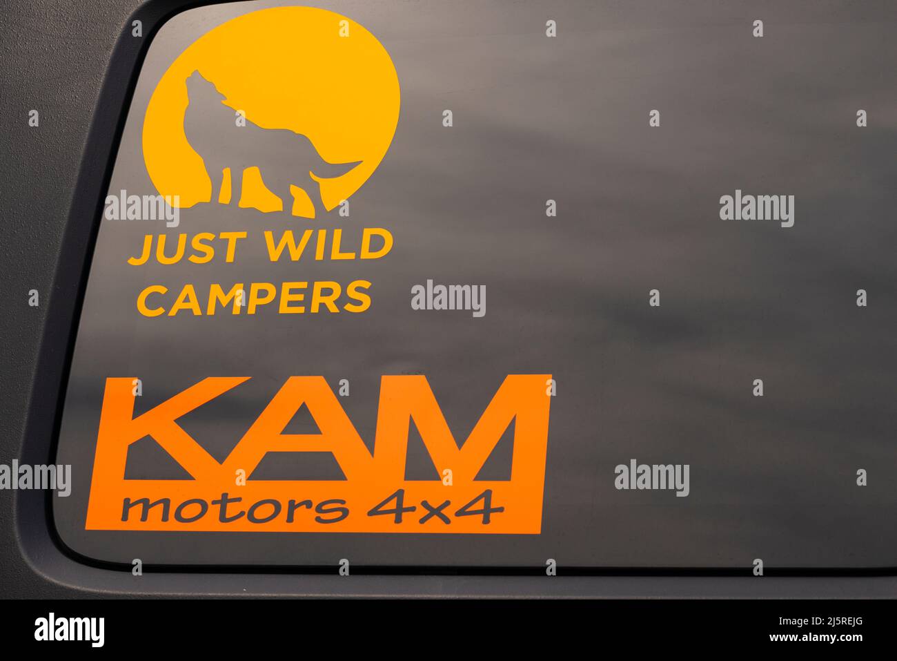 Aufkleber „Just Wild Camper“ auf dem Wohnmobil-Fenster Stockfoto