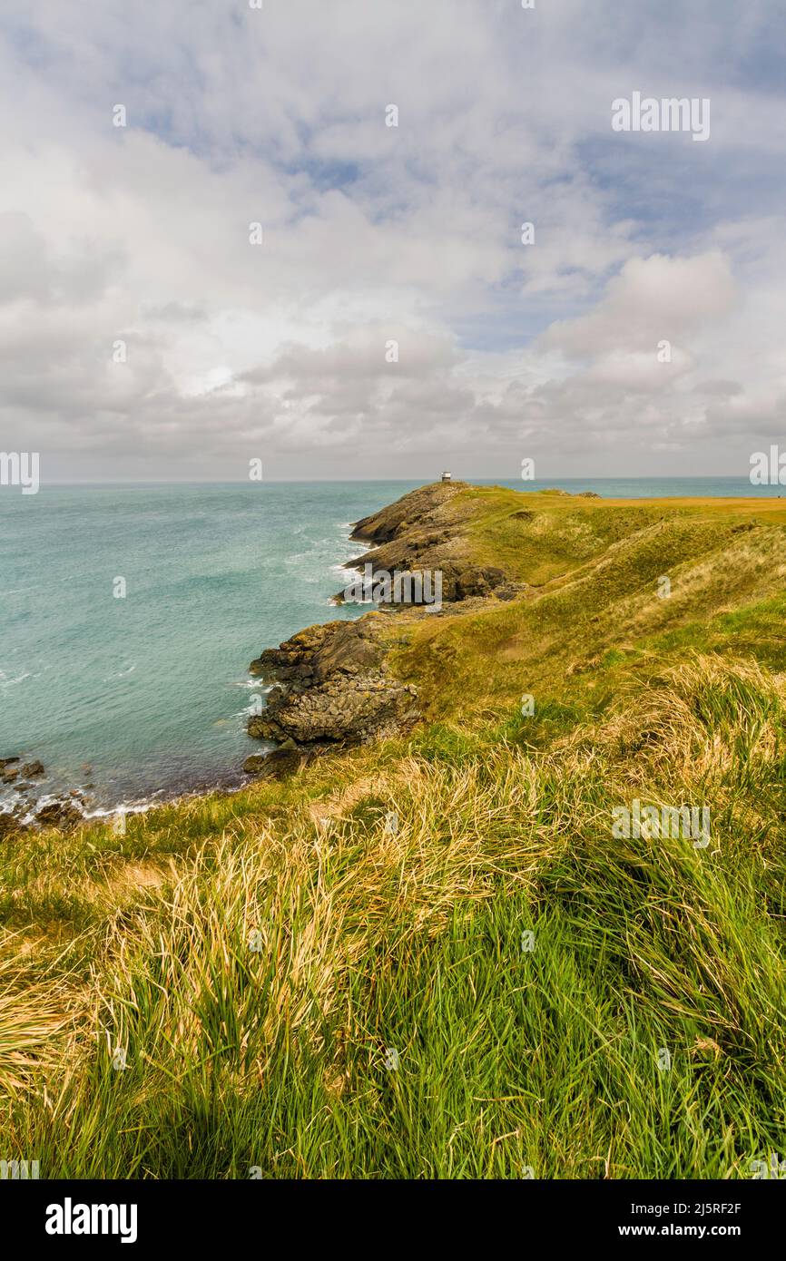 Blick über das nördliche Ende der Halbinsel Porthdinllaen mit Küstenwache in der Ferne, Nordwales, Porträt, Copyspace oben Stockfoto
