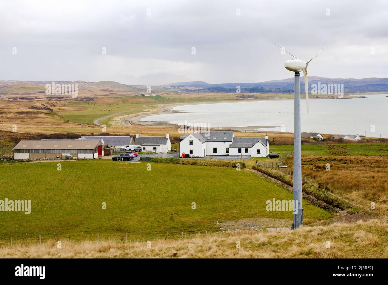 Blick auf die Paps des Jura über weiß getünchten landwirtschaftlichen Gebäuden über Bruichladdich, Islay, Schottland. Stockfoto Blick auf die Paps des Jura über weiß getünchten landwirtschaftlichen Gebäuden über Bruichladdich, Islay, Schottland. Stockfoto