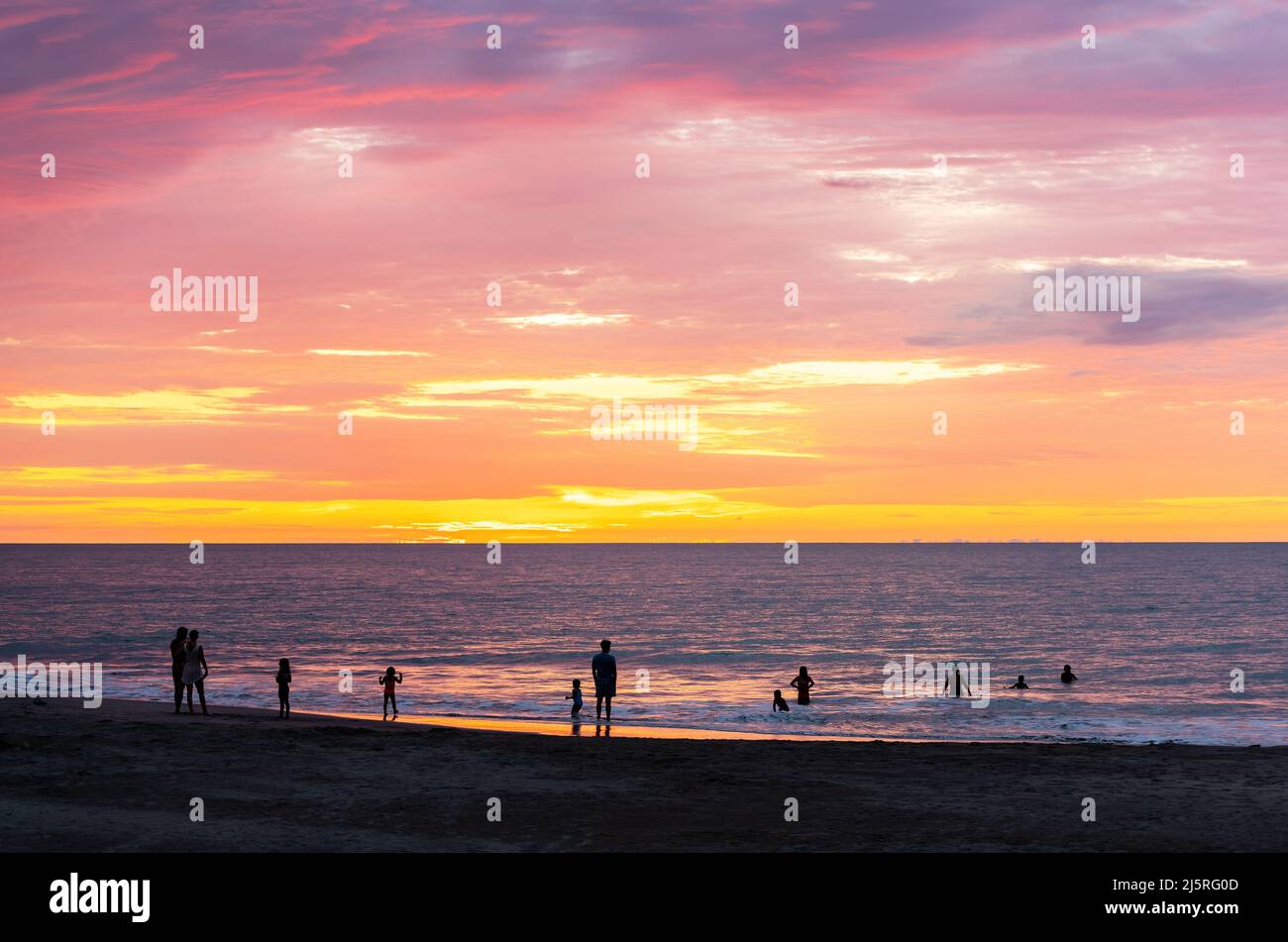 Menschen Silhouetten Schwimmen im Pazifischen Ozean am gleichen Strand zwischen Atacames und Sua, Esmeraldas Provinz, Ecuador. Stockfoto