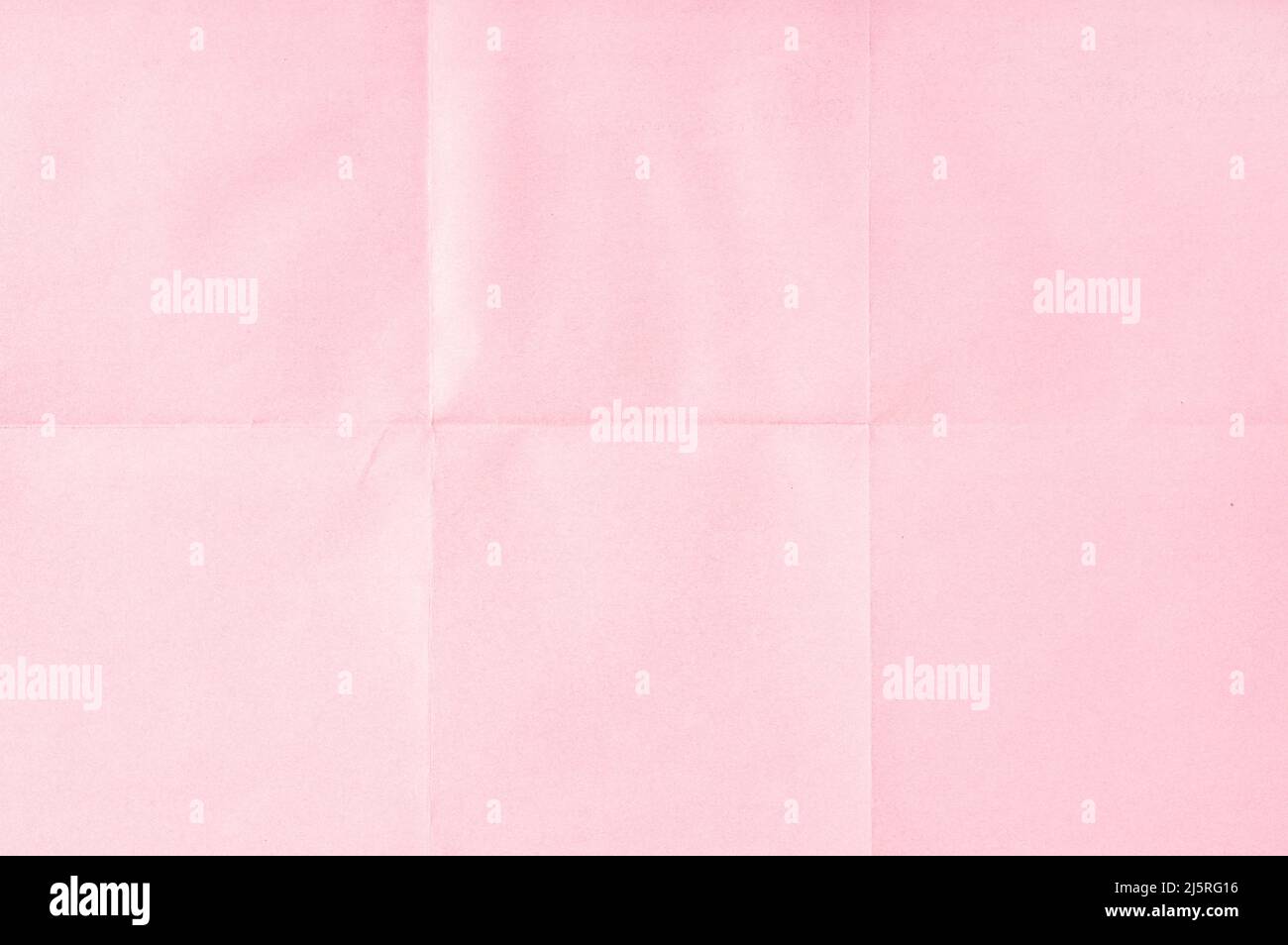 Rosafarbener, zerknitterter, ungefalzter Papierbogen-Textur-Hintergrund. Papier in sechs gefaltet. Vollformat Stockfoto