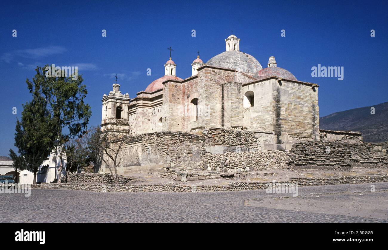 Ein Blick auf die alte spanische Mission in Mitla, die Kirche von San Pablo, in der Nähe der 1.000 Jahre alten indischen Stadt Mitla in Zapotec in der Nähe von Oaxaca, Mexiko, in der südlichen Sierra Madre. Stockfoto