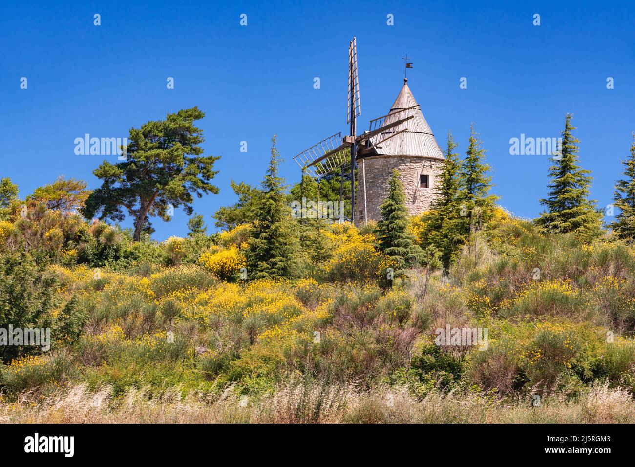 Montfuron Windmühle in der Provence. Sommer im Luberon Natural Regional Park. Alpes-de-Haute-Provence, Frankreich Stockfoto