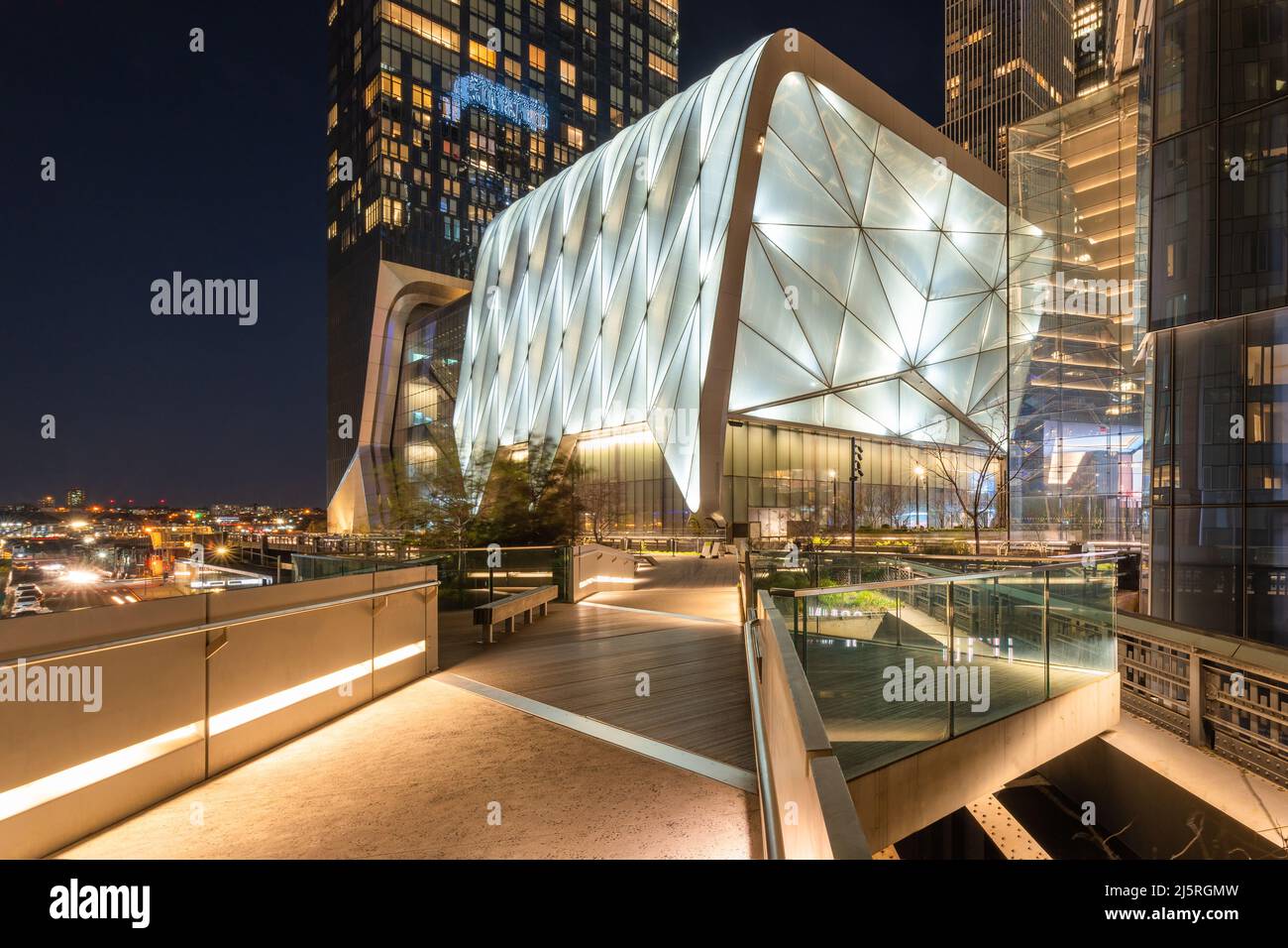 Der Schuppen (Kulturzentrum in Hudson Yards) beleuchtet in der Nacht am 30. Street End der Highline. Midtown West, Manhattan, New York City Stockfoto