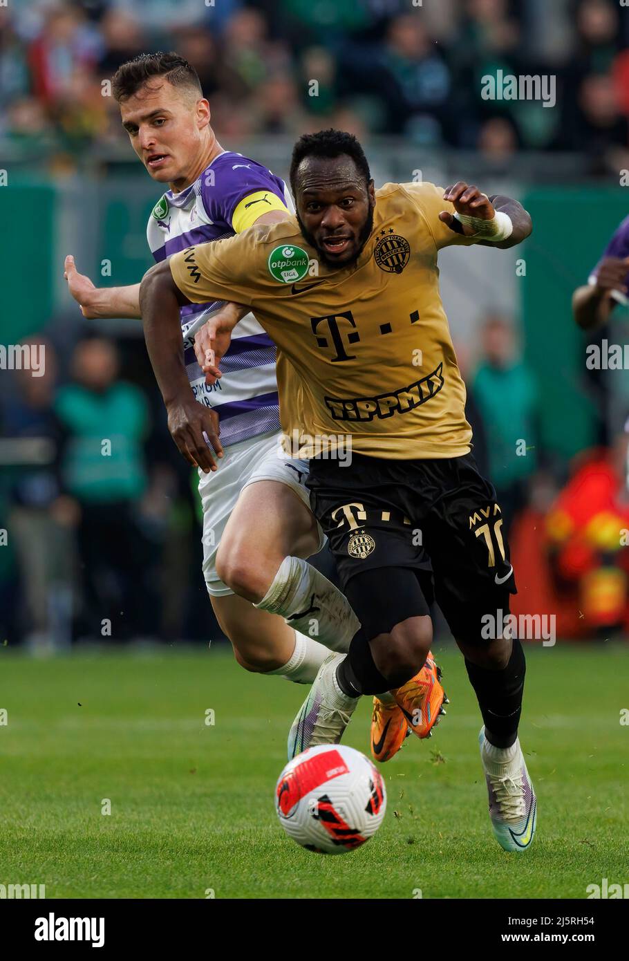 BUDAPEST, UNGARN - 24. APRIL: Aron Csongvai vom Ujpest FC fordert Franck Boli vom Ferencvarosi TC während des ungarischen OTP Bank Liga-Spiels zwischen Ferencvarosi TC und Ujpest FC in der Groupama Arena am 24. April 2022 in Budapest, Ungarn, heraus. Stockfoto