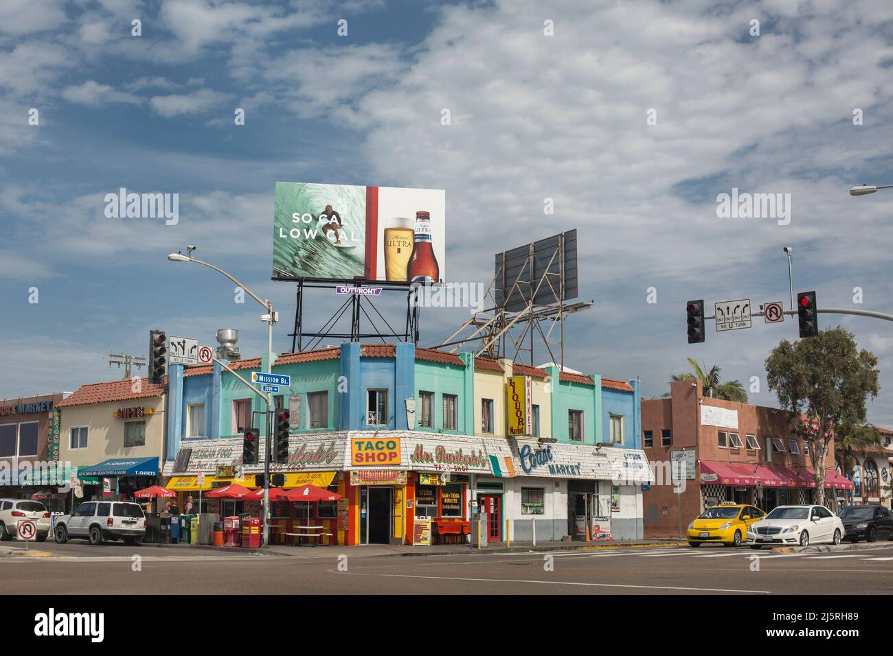 Pastellfarbene Geschäfte, mexikanische Restaurants und Werbetafeln in Mission Bay, San Diego Stockfoto