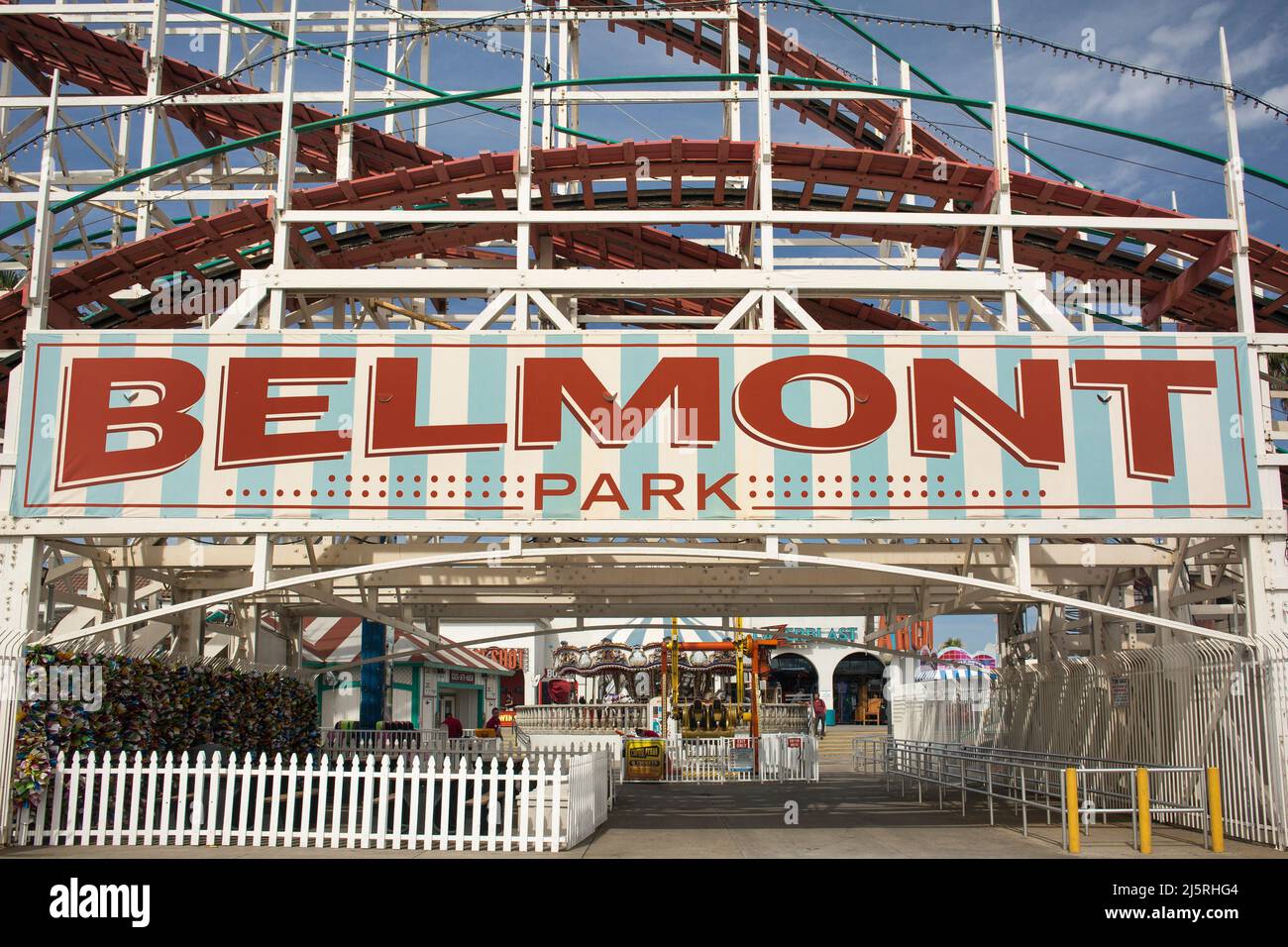 Farbenfrohes Eingangsschild zum Retro-Belmont-Park-Vergnügungspark in Mission Bay, San Diego Stockfoto