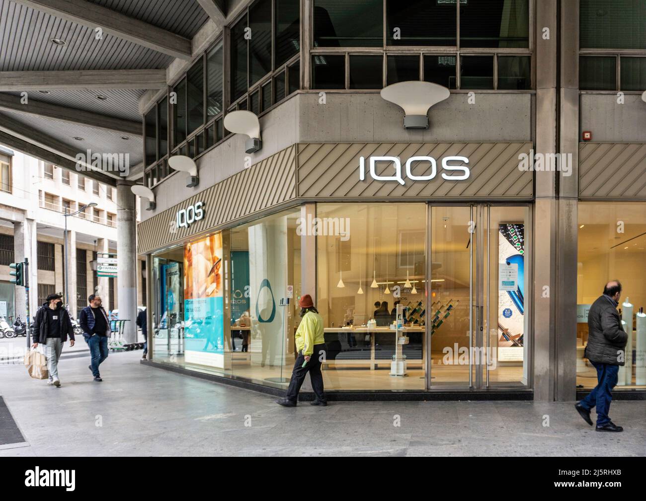 Ein IQOS-Geschäft in Palermo, Sizilien, Italien. IQOS, ein Unternehmen von Philip Morris, verkauft beheizte Tabakprodukte Stockfoto