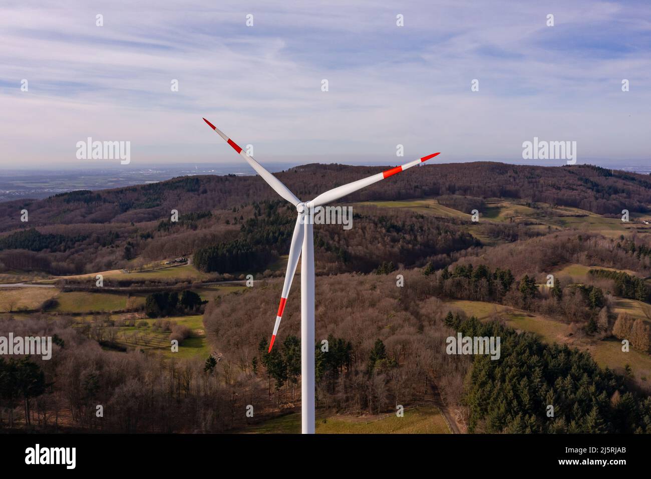 Luftaufnahme einer Windkraftanlage in Augenhöhe auf einem Hügel mit einer schönen Aussicht Stockfoto