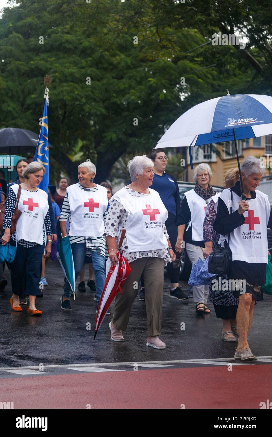 Brisbane, Australien. 25. April 2022. Mitglieder des Roten Kreuzes gehen während des marsches nebeneinander. Die RSL-Zweigstelle Holland Park-Mount Gravatt organisierte am Montag, dem 25. April 2022, einen lokalen ANZAC Day-marsch und einen Gottesdienst zum Gedenken an Mitglieder der australischen und neuseeländischen bewaffneten Dienste. Der ANZAC (Australien New Zealand Army Corps) Day wurde erstmals am 25. April 1916 begangen, ein Jahr nach der Landung der ANZAC in Gallipoli während des Ersten Weltkriegs. Kredit: SOPA Images Limited/Alamy Live Nachrichten Stockfoto