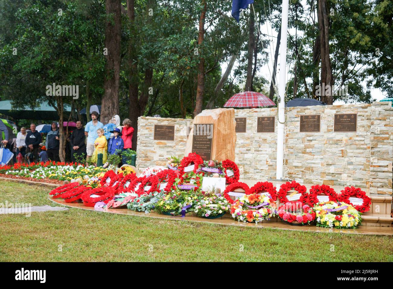 Brisbane, Australien. 25. April 2022. Kränze werden während des Morgendienstes niedergelegt die RSL-Zweigstelle Holland Park-Mount Gravatt organisierte am Montag, dem 25. April 2022, einen lokalen ANZAC Day march und einen Gottesdienst zum Gedenken an Mitglieder der australischen und neuseeländischen bewaffneten Dienste. Der ANZAC (Australien New Zealand Army Corps) Day wurde erstmals am 25. April 1916 begangen, ein Jahr nach der Landung der ANZAC in Gallipoli während des Ersten Weltkriegs. Kredit: SOPA Images Limited/Alamy Live Nachrichten Stockfoto