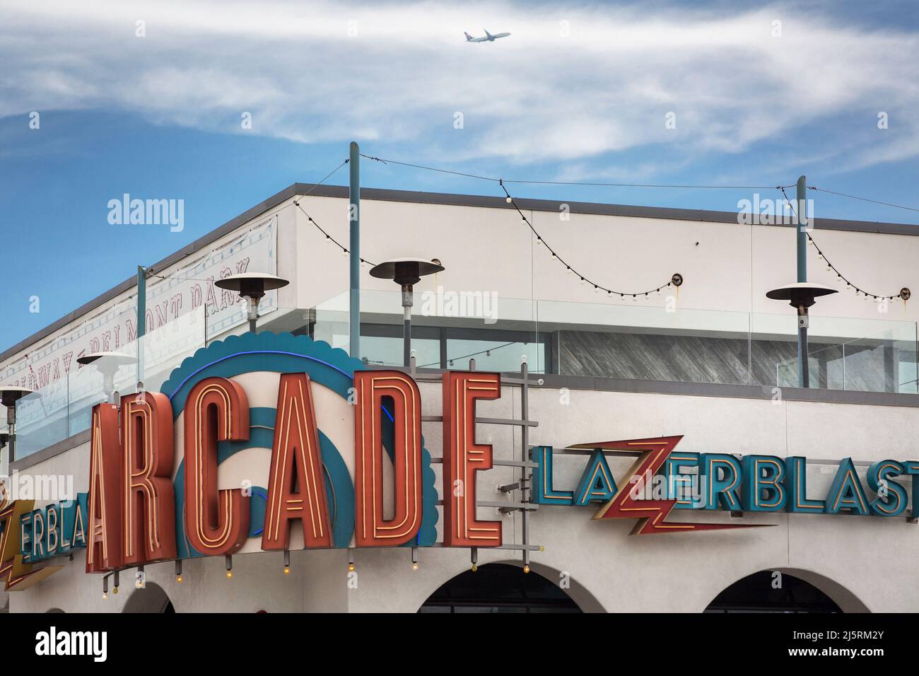 Nahaufnahme des Retro-Zeichens des virtuellen Spielzimmers der Lazerblast Arcade im Belmont-Vergnügungspark, Mission Bay Stockfoto