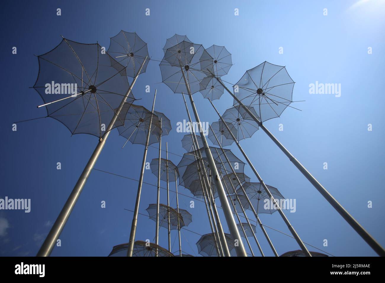 Die „Regenschirme“ sind ein Kunstwerk des berühmten griechischen Bildhauers Giorgios Zoggolopoulos, das sich an der Küste der Ägäis in Thessaloniki, Griechenland, befindet. Stockfoto