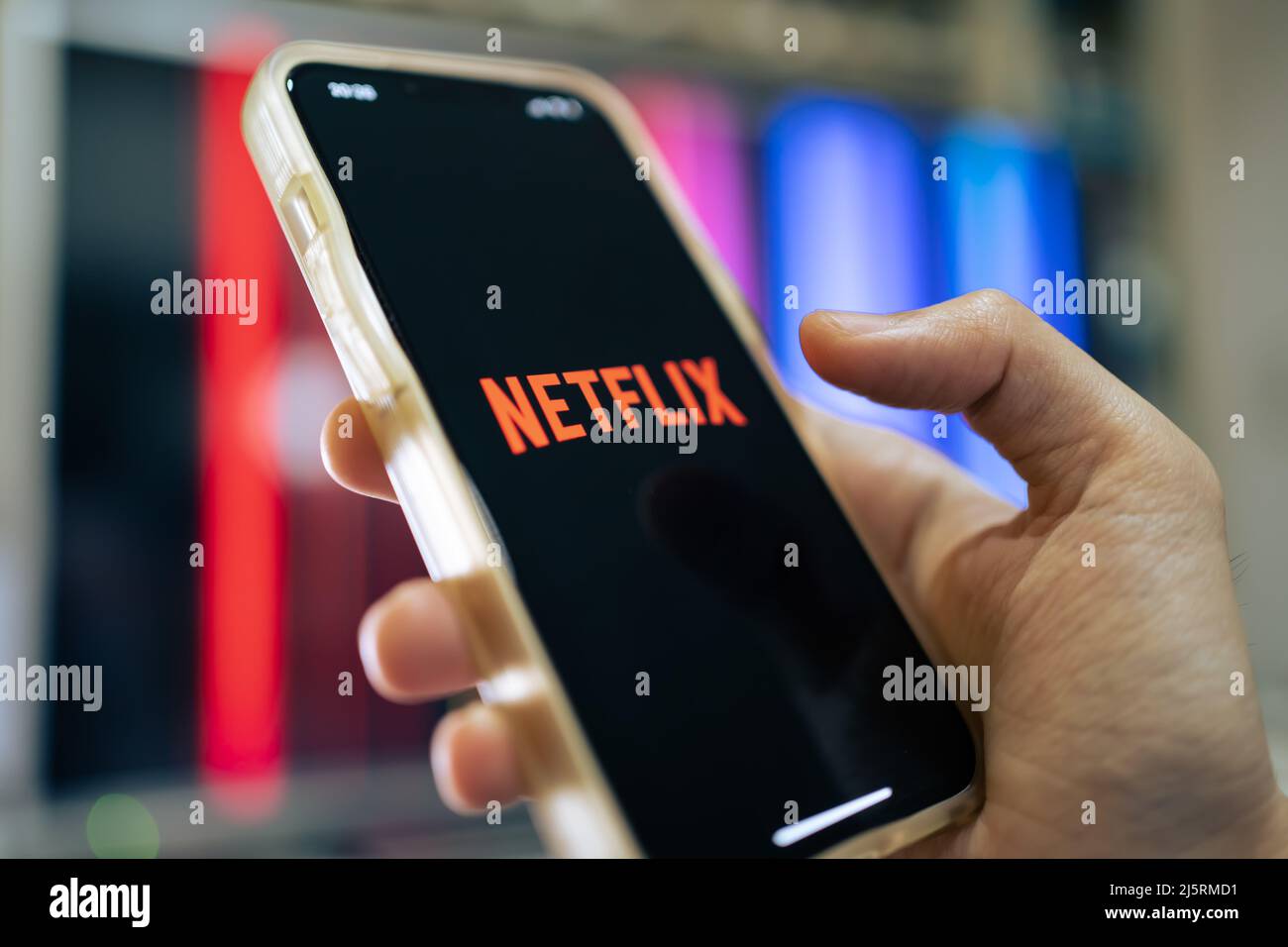 Bangkok, Thailand - 25. April 2022 : iPhone 13 zeigt seinen Bildschirm mit Netflix-Anwendung. Stockfoto