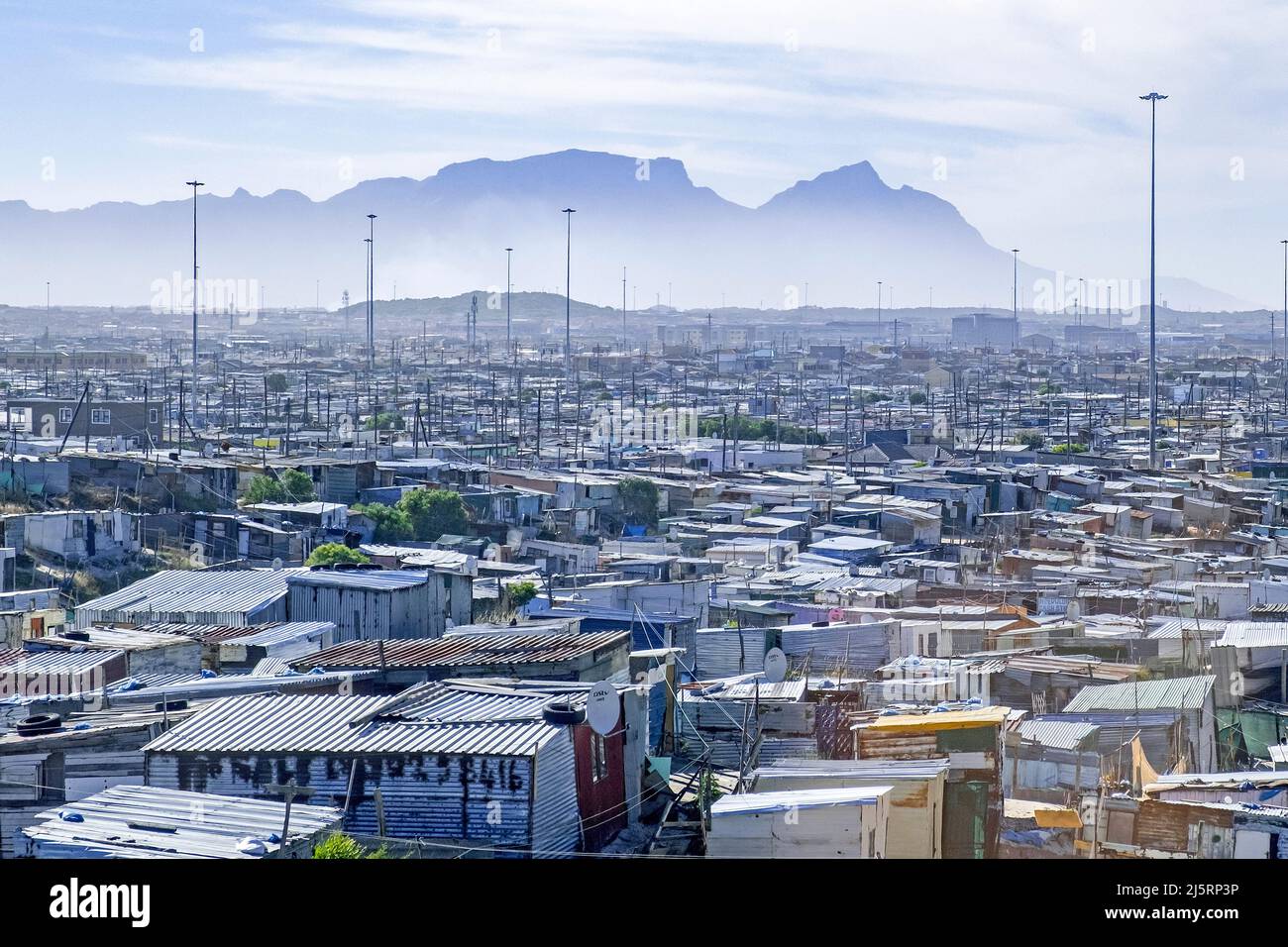 Blick über die Hütten in Khayelitsha, Township / Slum / Shanty Town auf den Cape Flats in der Stadt Kapstadt / Kaapstad, Western Cape Province, Südafrika Stockfoto