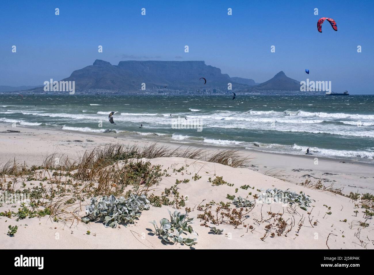 Tafelberg und Kitesurfer am Bloubergstrand an der Atlantikküste der Table Bay in der Nähe von Kapstadt / Kaapstad, Westkap, Südafrika Stockfoto