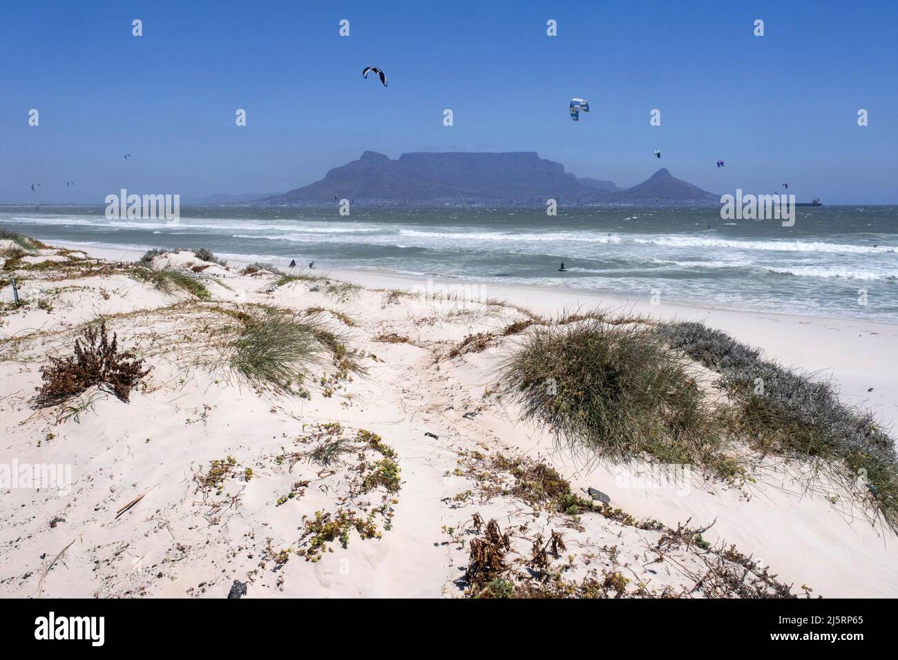 Tafelberg und weißer Sandstrand am Bloubergstrand entlang des Atlantiks an der Table Bay in der Nähe von Kapstadt / Kaapstad, Westkap, Südafrika Stockfoto