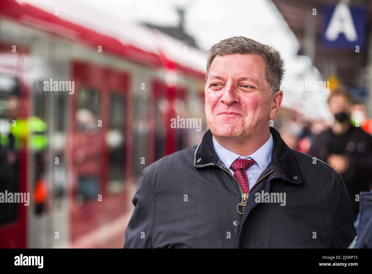 München, Bayern, Deutschland. 25. April 2022. CHRISTIAN BERNREITER Bayerns Verkehrsminister (Verkehrsminister von Bayern). Die Stadt München feiert 50 Jahre Schnellbahn-Bahn mit CHRISTIAN BERNREITER, KLAUS-DIETER JOSEL und Heiko BÃ¼ttner, die an einer Konferenz teilnehmen und von der Pasing nach Giesing fahren. Die ursprüngliche S-Bahn-Stammstrecke, die zwischen dem Hauptbahnhof und dem Hauptbahnhof gebaut wurde, begann 1966 und war am 28. April 1972, dem Jahr der Olympischen Spiele in München, einsatzbereit. Derzeit gibt es kein anderes System in Europa, das diese Dichte aufweist Stockfoto