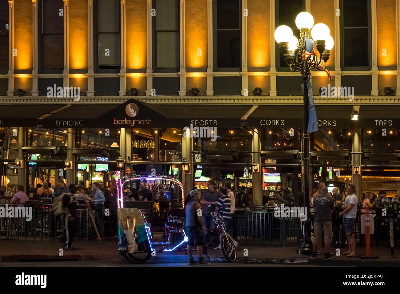 Nachtaufnahme einer beleuchteten Rikscha vor dem Barleymash Restaurant in der 5. Ave, Gaslamp Quarter Stockfoto