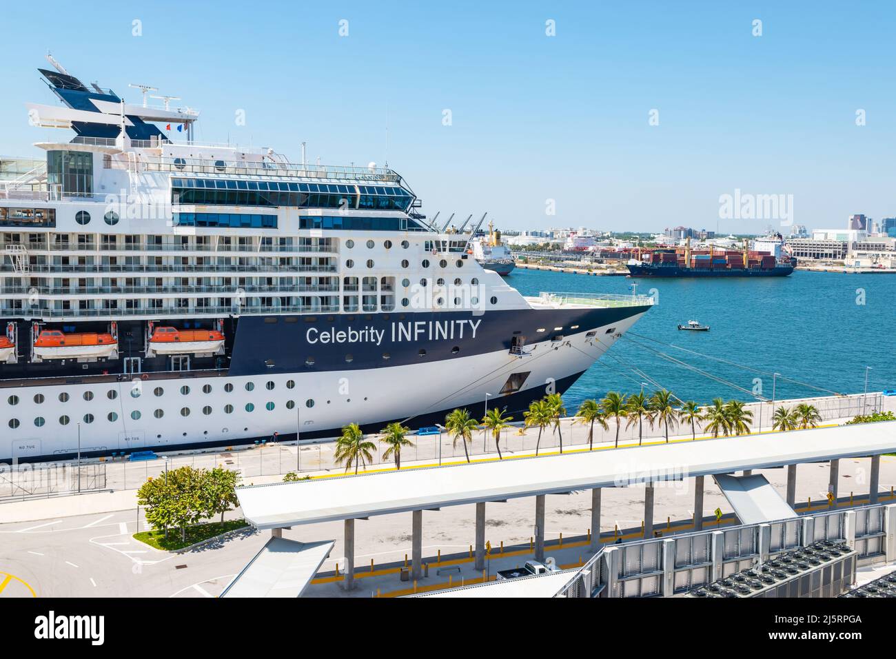 FORT LAUDERDALE, FLORIDA - 28. MÄRZ 2022: Das Kreuzschiff Celebrity Infinity (Celebrity Cruises) dockte im Hafen Everglades, Ft Lauderdale, Florida an. Stockfoto