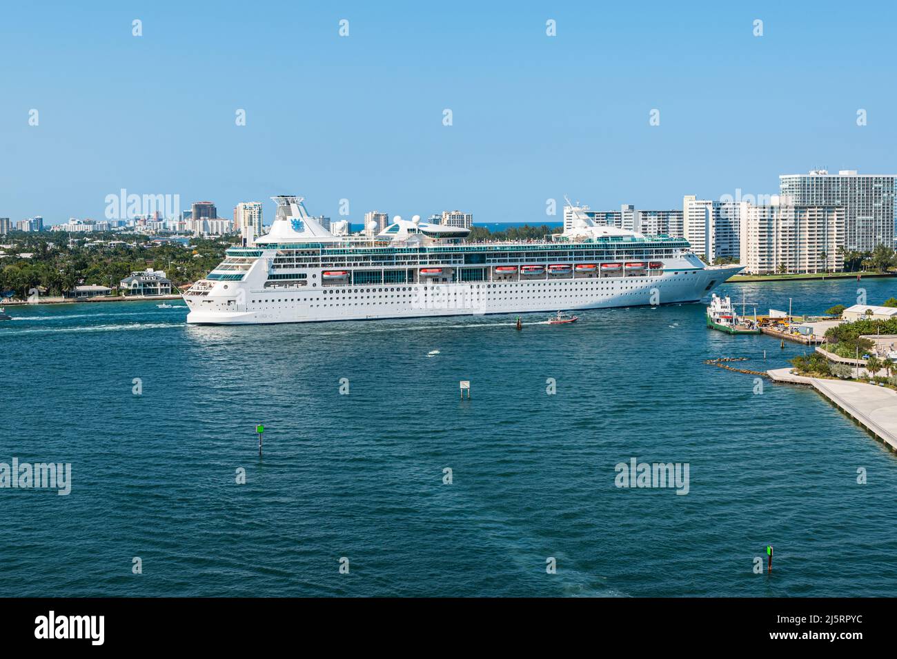 FORT LAUDERDALE, FLORIDA - 28. MÄRZ 2022: Das Kreuzschiff Royal Caribbean Vision of the Seas segelt vom Hafen Everglades in Ft Lauderdale, Florida. Stockfoto
