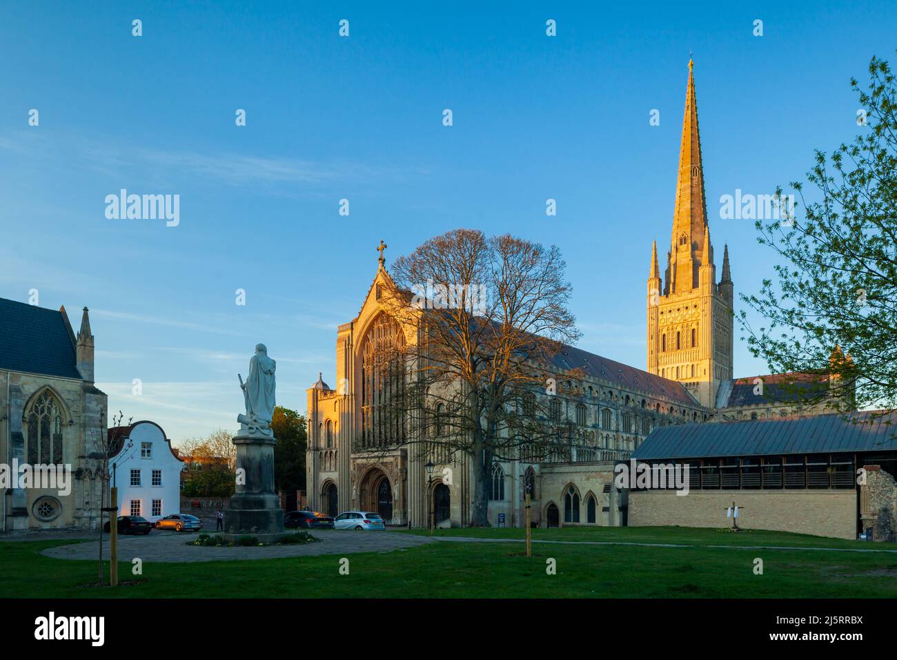 Sonnenuntergang in der Norwich Cathedral, Norfolk, England. Stockfoto