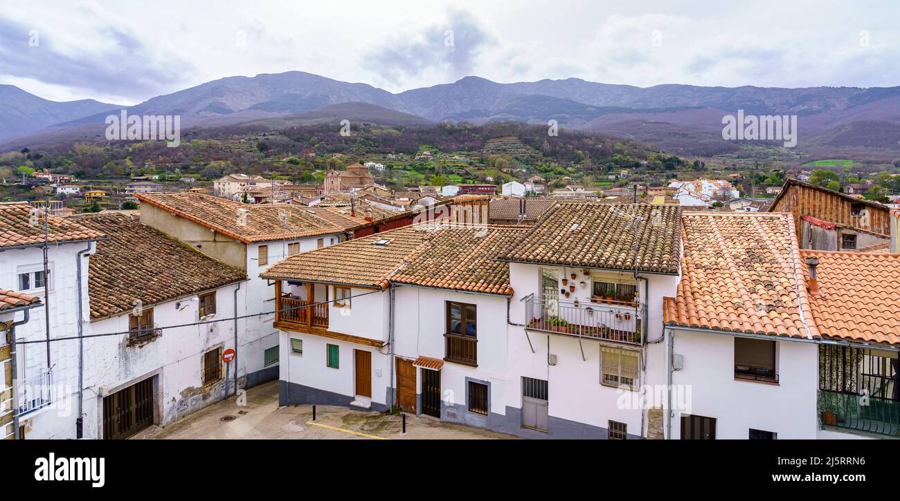 Panorama von Häusern neben dem Berg des Dorfes Caceres, Hervas, Spanien. Stockfoto