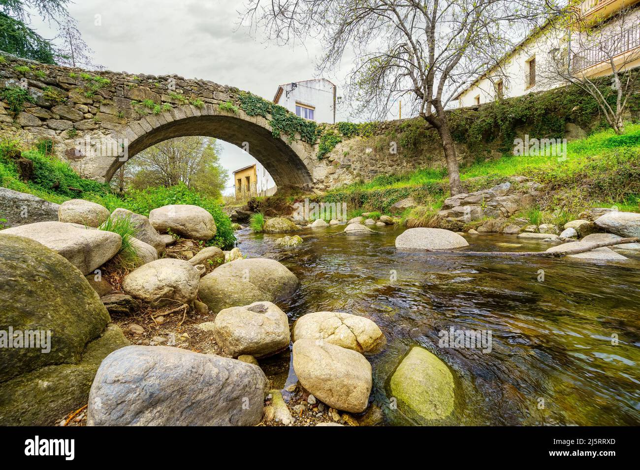 Mittelalterliche Steinbrücke, die über den Fluss Hervas, Caceres, führt. Stockfoto