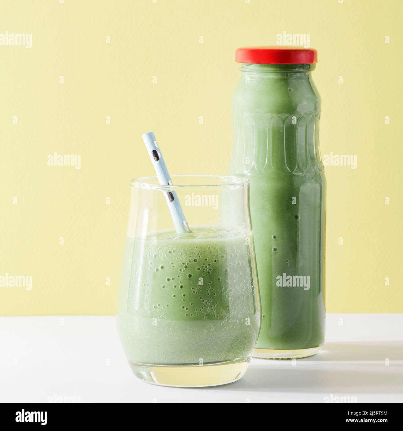 Gesunder grüner Smoothie im Glas, Flasche mit Stroh auf gelbem Hintergrund.  Vegetarische gesunde Lebensweise Konzept. Erfrischendes Getränk. Schnelle  Snack. Quadratisch Stockfotografie - Alamy