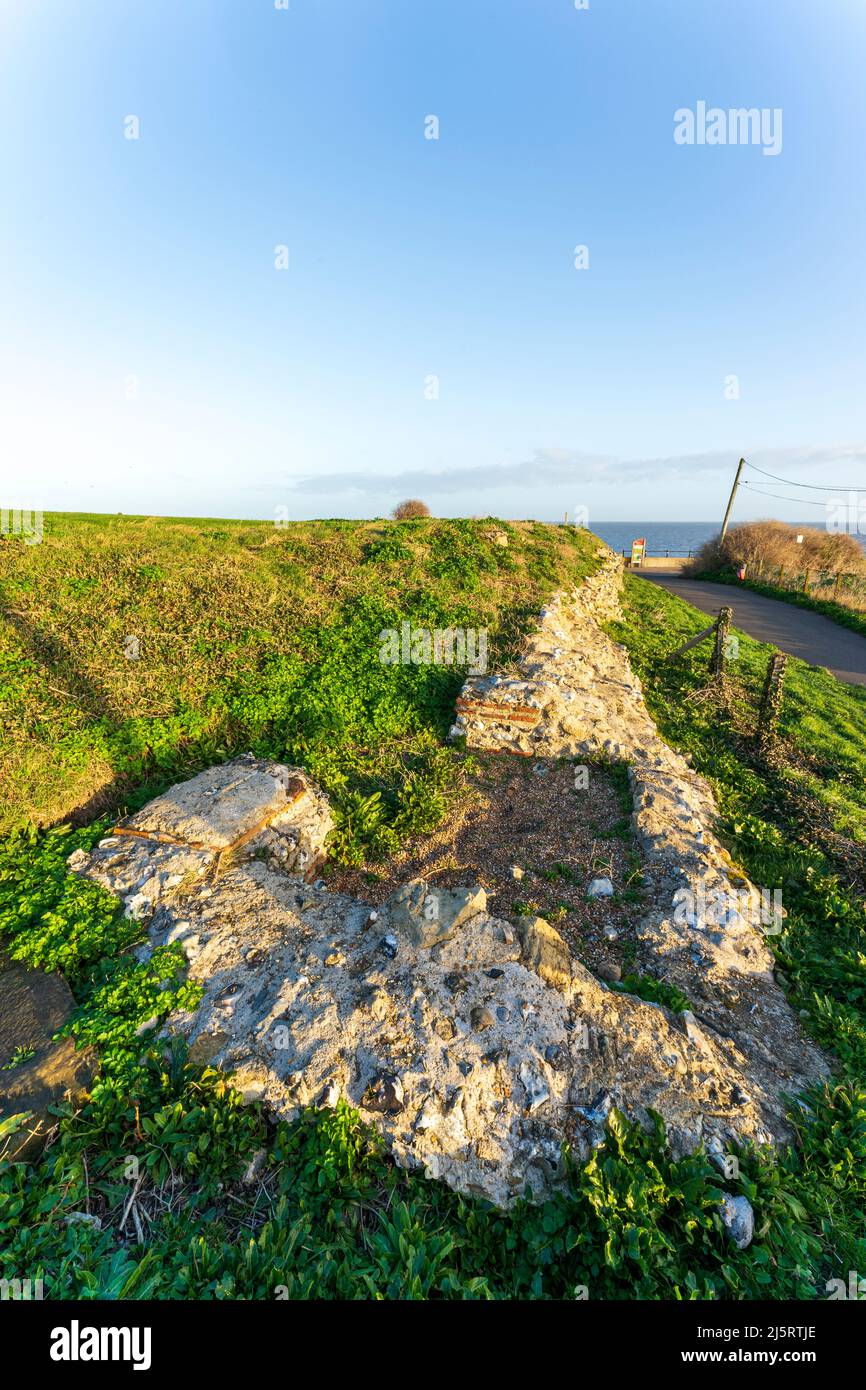 Die Fundamente für einen kleinen Turm an der Stelle des Osttores der Ostwand der römischen Festung von Reculver, die die angelsächsische Küste bewachte. Stockfoto