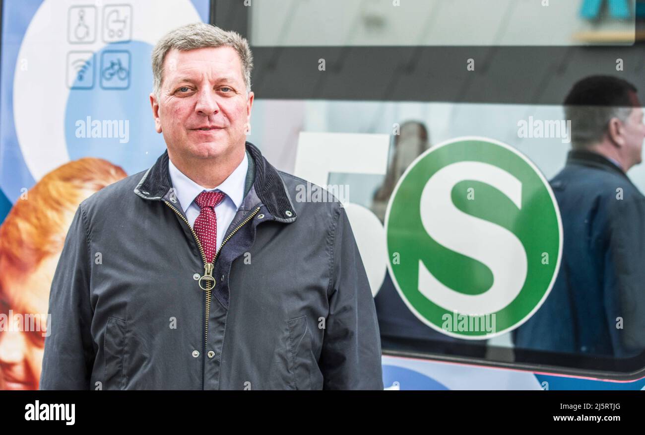 München, Bayern, Deutschland. 25. April 2022. CHRISTIAN BERNREITER Bayerns Verkehrsminister (Verkehrsminister von Bayern). Die Stadt München feiert 50 Jahre Schnellbahn-Bahn mit CHRISTIAN BERNREITER, KLAUS-DIETER JOSEL und Heiko BÃ¼ttner, die an einer Konferenz teilnehmen und von der Pasing nach Giesing fahren. Die ursprüngliche S-Bahn-Stammstrecke, die zwischen dem Hauptbahnhof und dem Hauptbahnhof gebaut wurde, begann 1966 und war am 28. April 1972, dem Jahr der Olympischen Spiele in München, einsatzbereit. Derzeit gibt es kein anderes System in Europa, das diese Dichte aufweist Stockfoto