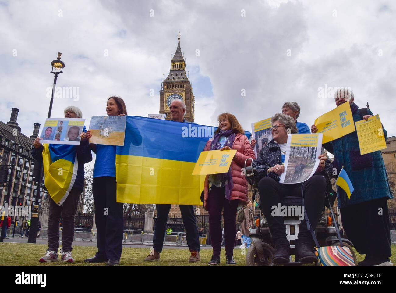 London, Großbritannien. 25.. April 2022. Auf dem Parliament Square versammelten sich Häuser für die Ukraine, um gegen die Visumverzögerungen für Flüchtlinge aus der Ukraine zu protestieren. Die Gastgeber fordern, dass die Regierung den Visumsantrag beschleunigt und vereinfacht. Kredit: Vuk Valcic/Alamy Live Nachrichten Stockfoto