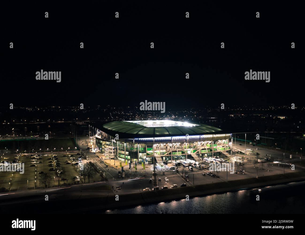 Wolfsburg, Deutschland - 2022. März: Luftaufnahme in der beleuchteten Volkswagen Arena nach dem Bundesliga-Spiel des VfL Wolfsburg Stockfoto