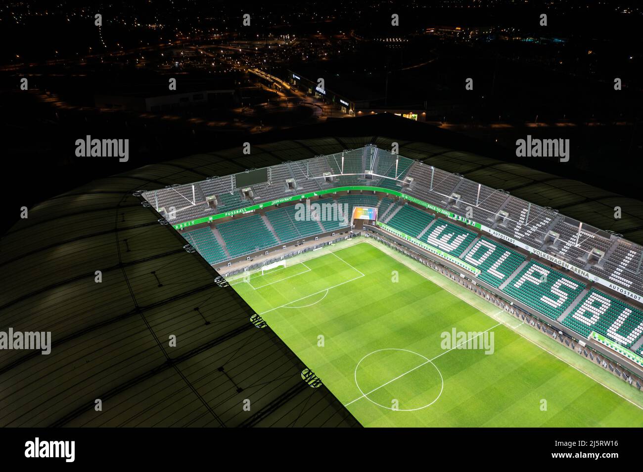 Wolfsburg, Deutschland - 2022. März: Luftaufnahme in der beleuchteten Volkswagen Arena nach dem Bundesliga-Spiel des VfL Wolfsburg Stockfoto
