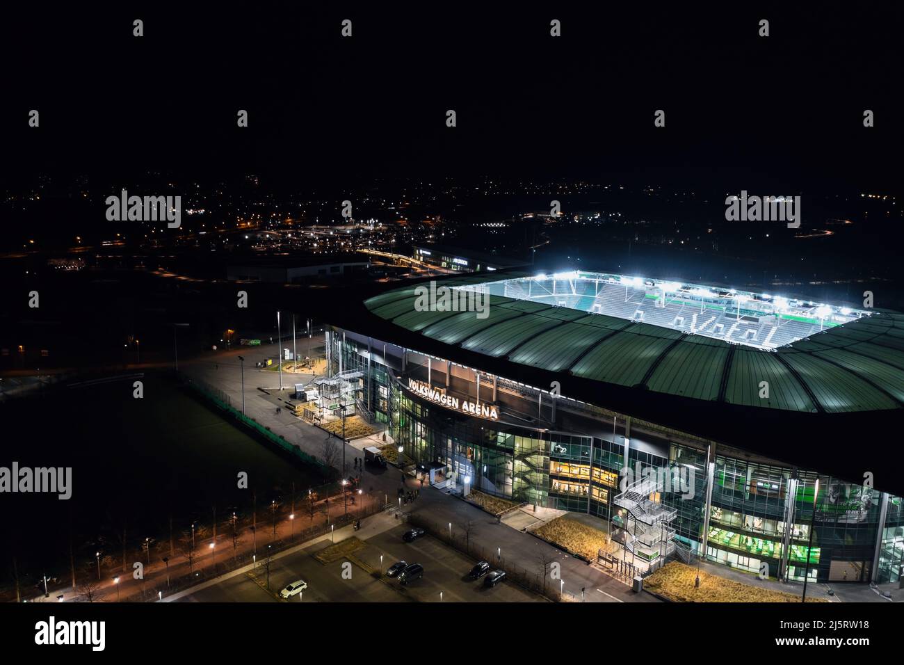 Wolfsburg, Deutschland - 2022. März: Luftaufnahme in der beleuchteten Volkswagen Arena nach dem Bundesliga-Spiel des VfL Wolfsburg Stockfoto