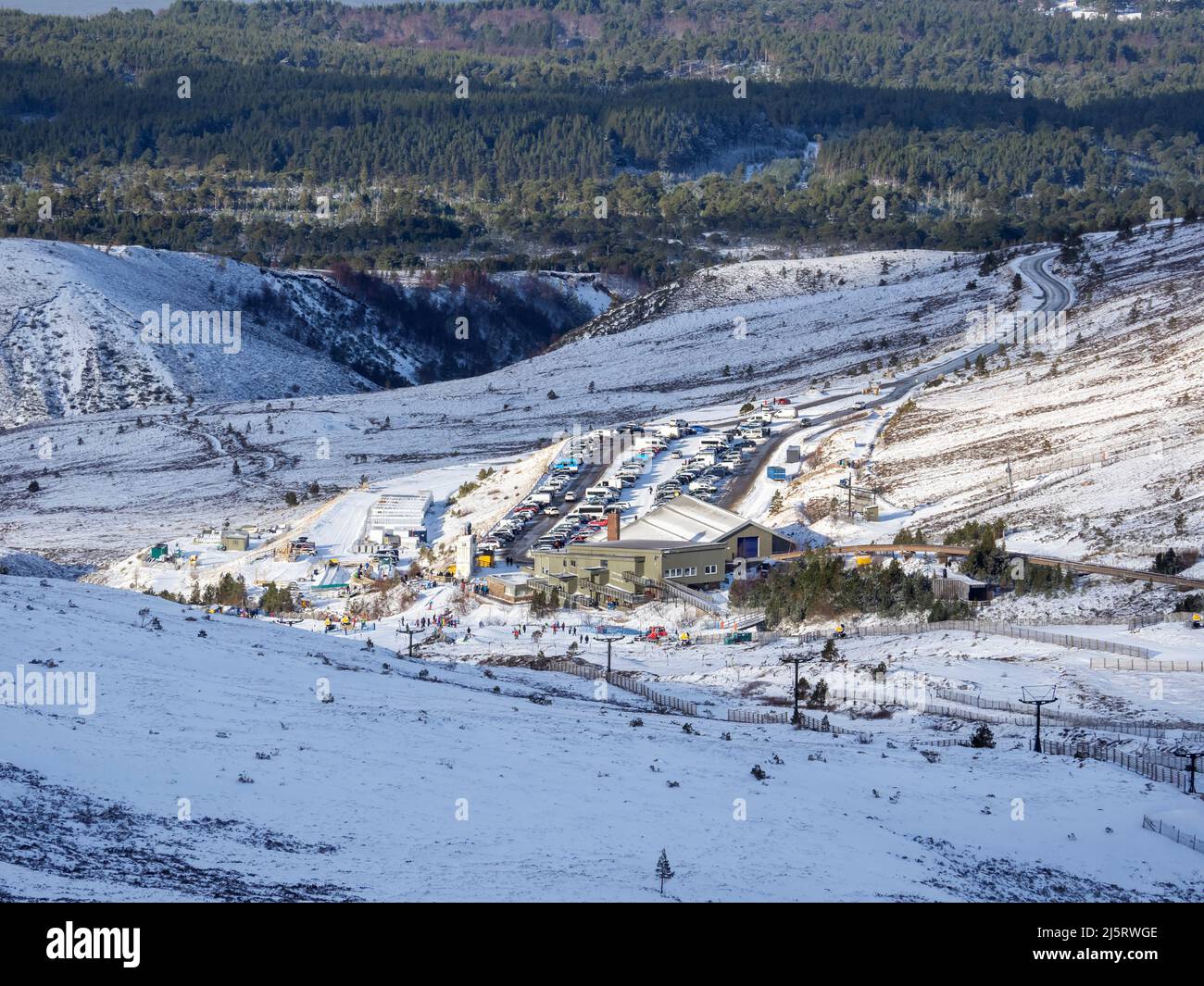 Das Cairngorm-Skigebiet oberhalb von Aviemore, Schottland, Großbritannien. Stockfoto