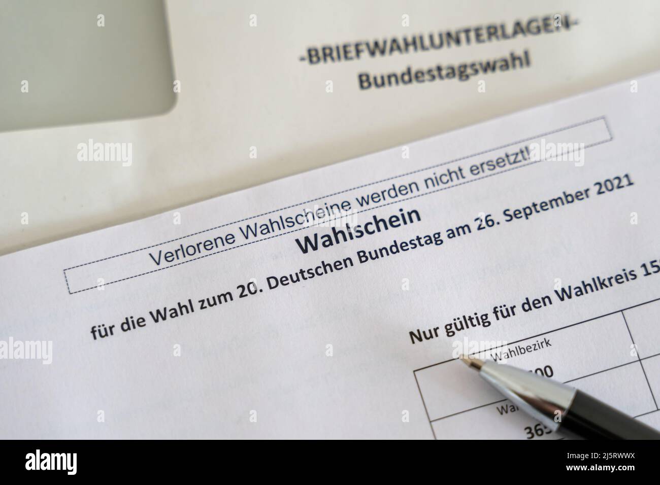 Unterlagen für die Briefwahl zur Bundestagswahl 2021 in Deutschland. Eine politische Partei für die Regierung zu wählen. Der Stimmzettel für die Abstimmung. Stockfoto