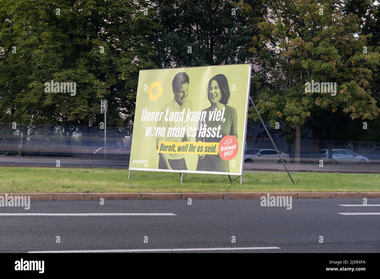 Großes Plakat der Partei Bündnis 90 die Grünen zur Bundestagswahl an einer großen Straße. Werbung für die Top-Kandidaten der Partei. Stockfoto