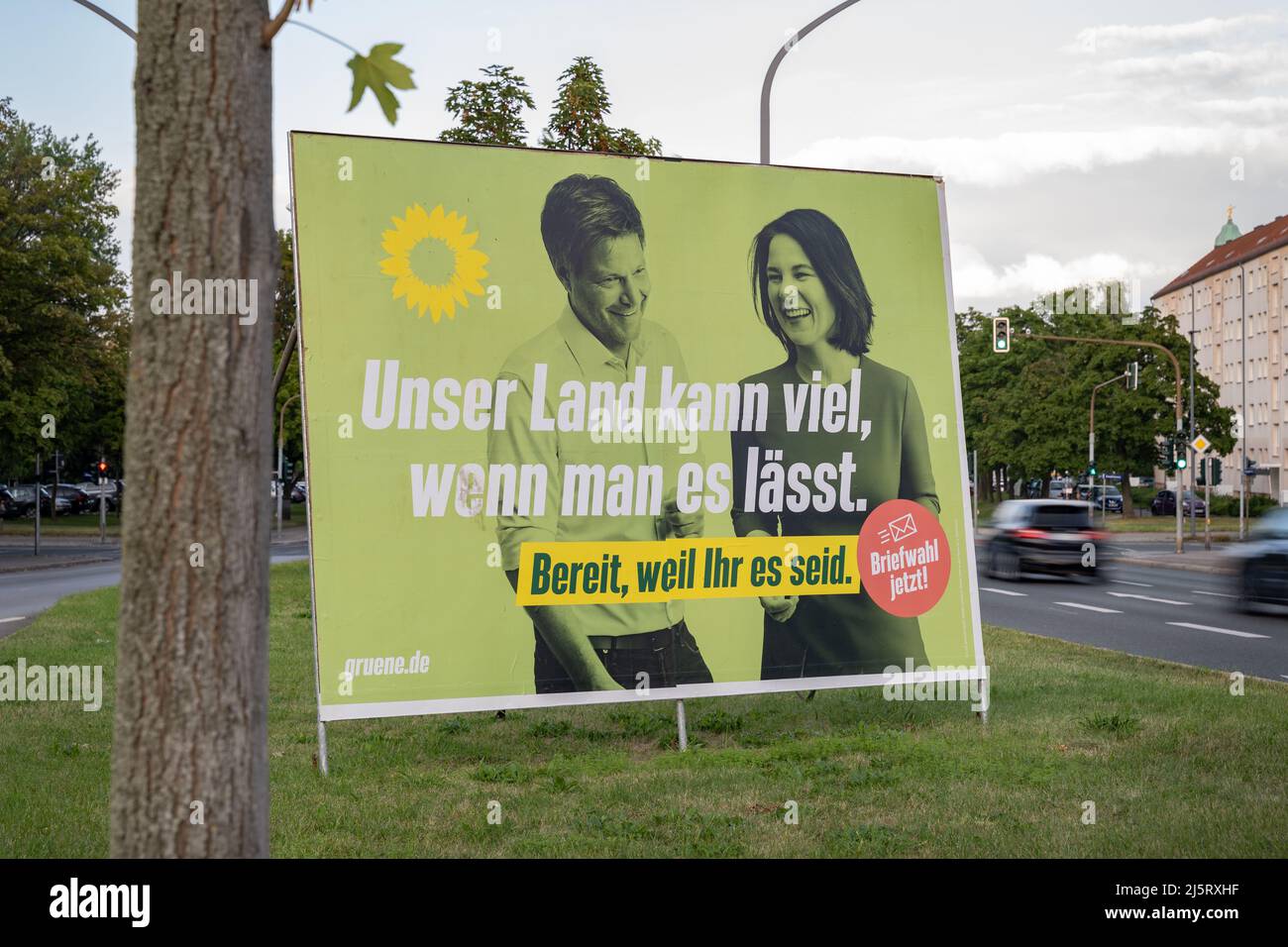 Großes Plakat der Partei Bündnis 90 die Grünen zur Bundestagswahl an einer großen Straße. Werbung für die besten Kandidaten. Stockfoto