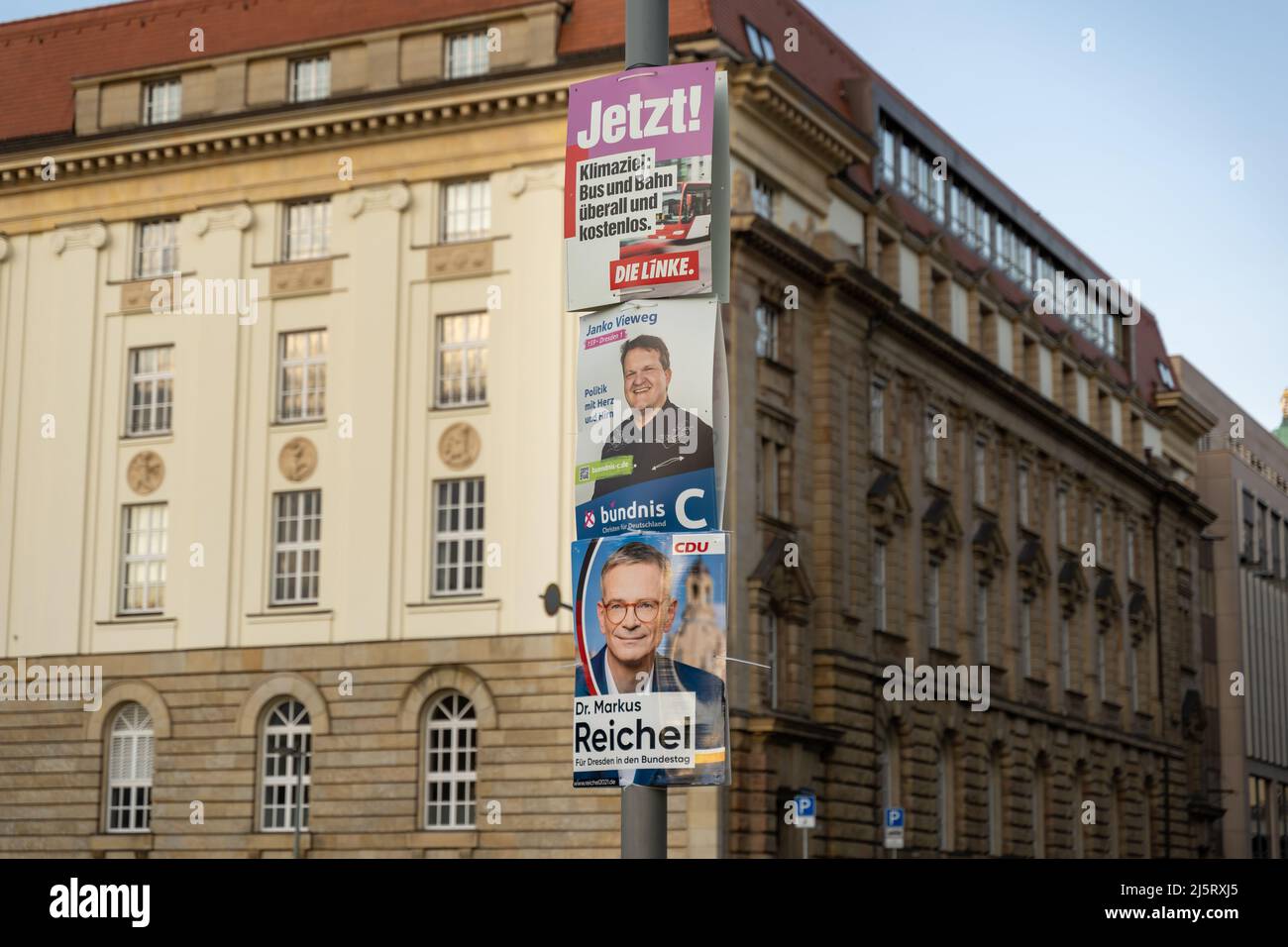 Wahlkampfplakate verschiedener Parteien zur Bundestagswahl. Werbung in der Stadt. Demokratie in Deutschland. Stockfoto
