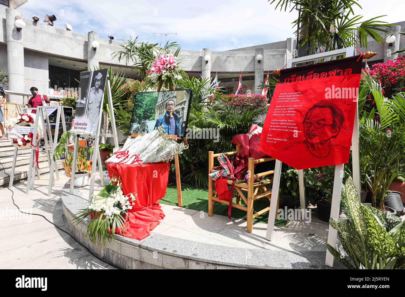 24. April 2022, Bangkok, Thailand: Die Menschen vom 1976. Oktober und die Familie Wanlayangkoon organisierten einen Gedenkgottesdienst und ein Gedenken an Wat Wanlayangkoon am 14. Oktober nach seinem Tod am 21. März 2022 in Paris, Frankreich. Ohne nach dem Putsch von General Prayut Chan-o-cha wegen politischen Asyls nach Thailand zurückzukehren und wegen dieser Majestät (Strafrechtsabteilung 112) angeklagt zu werden, in der er einer der Überlebenden des 6. Oktober war, 1976 Massaker an der Thammasat Universität und Flucht vor den politischen Gefahren in den Wald, um sich der Kommunistischen Partei Thailands unter dem Namen Comra anzuschließen Stockfoto