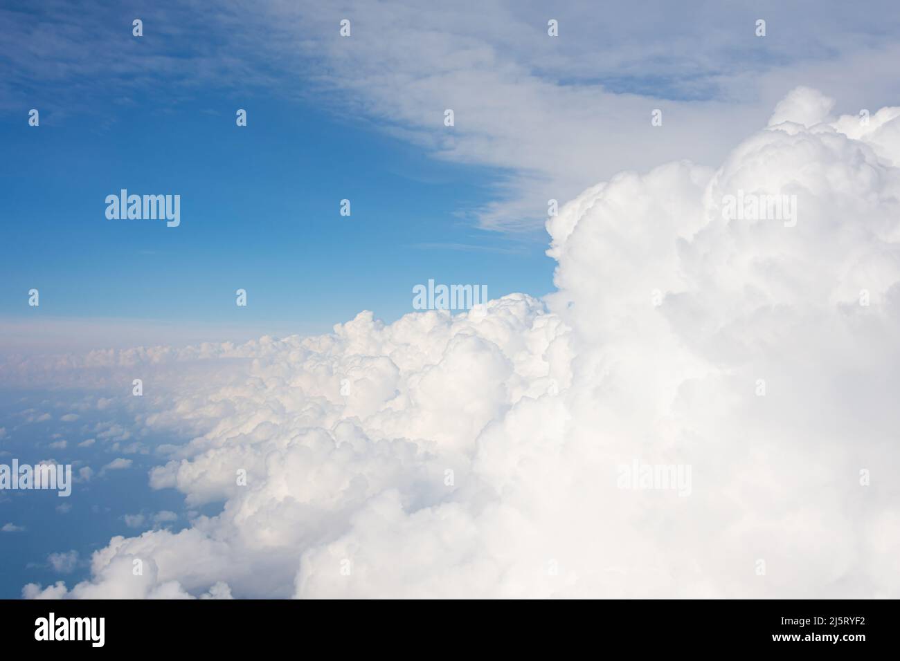Wand aus Cumulus weiße flauschige Wolken am Sommerhimmel, instabiles Troposphärengewitter harbinger Turbulenzen Stockfoto